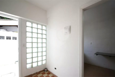 Casa à venda no Campo Belo de 200 metros quadrados, com 3 casas no terreno.