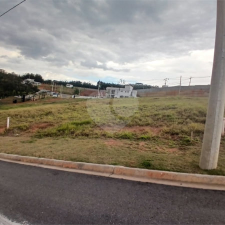 Lote com 376 m² à Venda em Condomínio Fechado