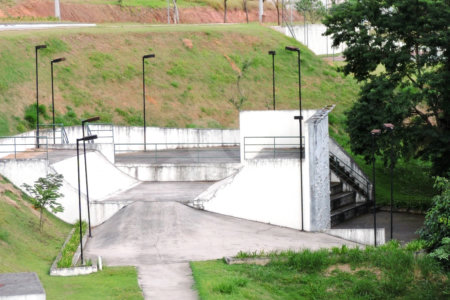 Casa à venda com 3 suítes no condomínio Reserva Santa Maria, Jandira - SP