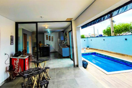 Casa à venda com 4 suítes no condomínio Residencial Vila Real, Bragança Paulista - SP