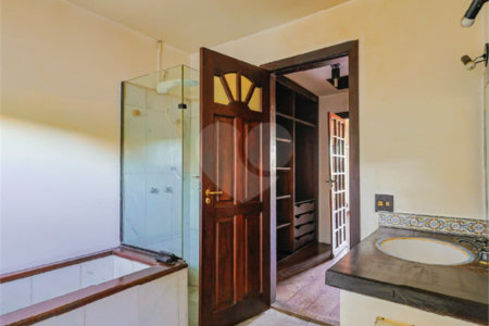 Sobrado à venda com 3 quartos, sendo 1 suíte,  em Jardim Leonor, São Paulo, SP
