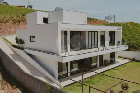 Casa à venda com 3 quartos, sendo 2 suítes, no condomínio Morada do Sol, Mairiporã - SP