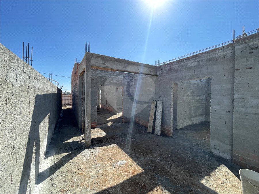 Casa à venda com 3 quartos, sendo 1 suíte, no condomínio Tivolli Residencial, Itapetininga - SP