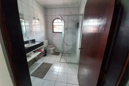 Sobrado à venda com 4 quartos, sendo 1 suíte, em Santo Antônio, Osasco, SP