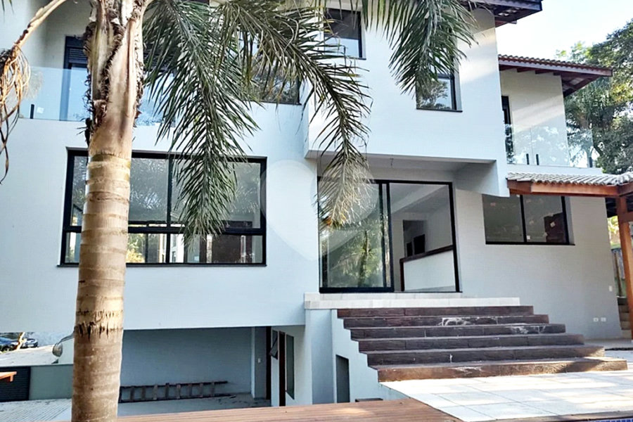 Casa à venda com 4 quartos, sendo 3 suítes, no condomínio Cantareira, Mairiporã - SP