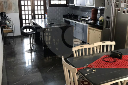 Sobrado à venda com 3 suítes em Vila Oliveira, Mogi das Cruzes, SP