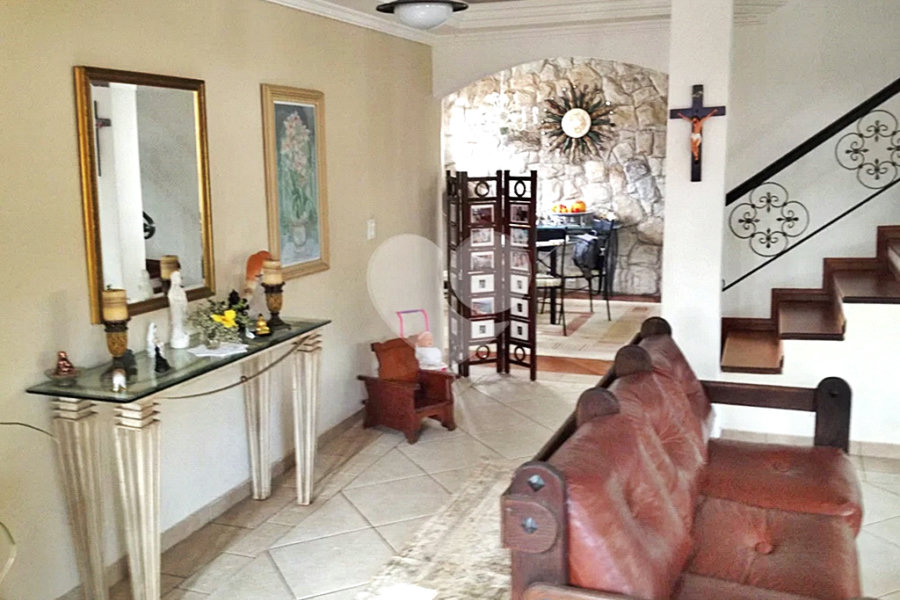 Casa à venda com 4 quartos, sendo 1 suíte, no condomínio Associação Reserva das Hortênsias, Mairiporã - SP