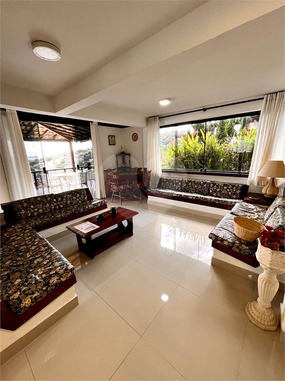 Casa à venda com 6 quartos, sendo 5 suítes,  em Alto de Búzios, Armação dos Búzios, RJ