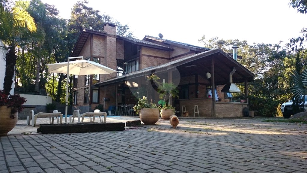 Sobrado à venda com 3 quartos, sendo 2 suítes, em Roseira, Mairiporã, SP