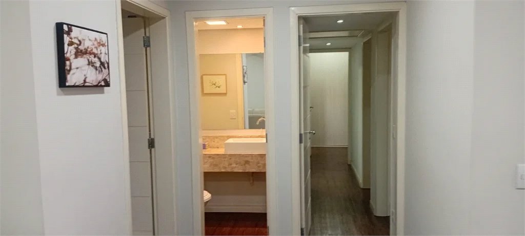 Apartamento à venda com 3 quartos, sendo 1 suíte,  em Vila Andrade, São Paulo, SP