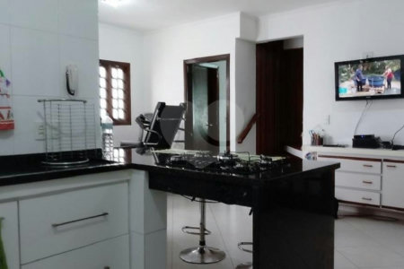 Sobrado à venda com 4 quartos, sendo 2 suítes, em Vila Nivi, São Paulo, SP