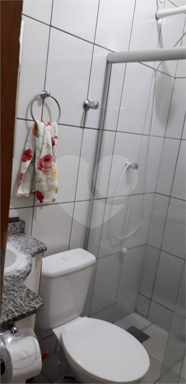 Casa térrea com 3 dormitórios, sendo 1 suíte.