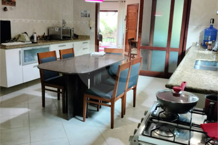 Sobrado à venda com 4 quartos, sendo 2 suítes, em Vila Petrópolis, Atibaia, SP