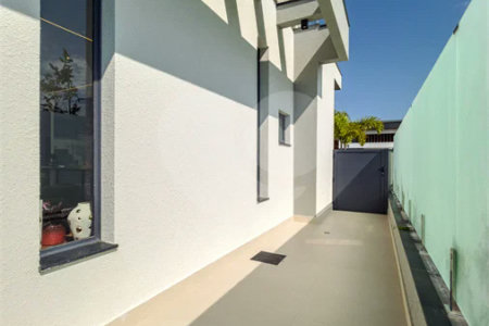 Indaiatuba - Condominio Villa Sapezal - 318 m² de Terreno - 230 m² de Área Construída - 3 suítes, sendo 1 Master com closet planejado - Sala de TV - Sala de estar integrada à Sala de jantar - Cozinha com móveis planejados - Despensa - Escritório planejado - Lavabo - Piscina com preparação para aquec