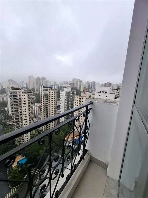 Apartamento à venda 107m² reformado com 2 quartos, sendo 1 suíte no Morumbi