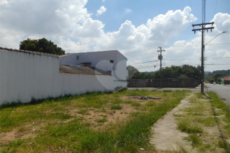 Terreno plano com boa localização no Cruzeiro do Sul .