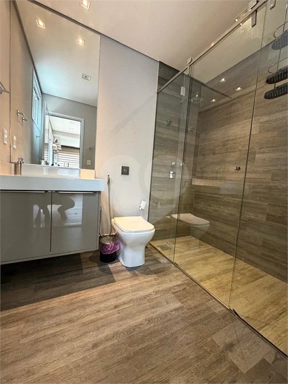 Casa de alto padrão em condomínio exclusivo com 4 suítes