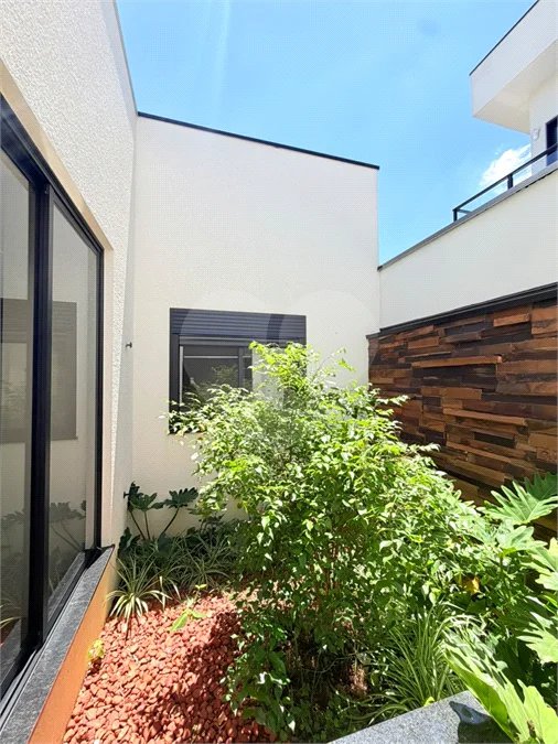 Casa térrea com 3 suítes no Condomínio Residencial Viena em Indaiatuba-SP - Acabamento de alto padrão - R$ 1.690.000,00 - AT 250 m² - AC 158 m² - 3 suítes,, sendo 1 suíte master com closet - Sala para dois ambientes (estar e jantar) - Cozinha planejada com ilha cooktop, forno elétrico e micro-ondas,