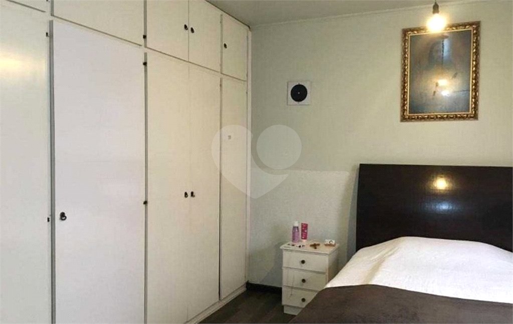 Casa térrea com 3 dormitórios, sendo 2 suítes.