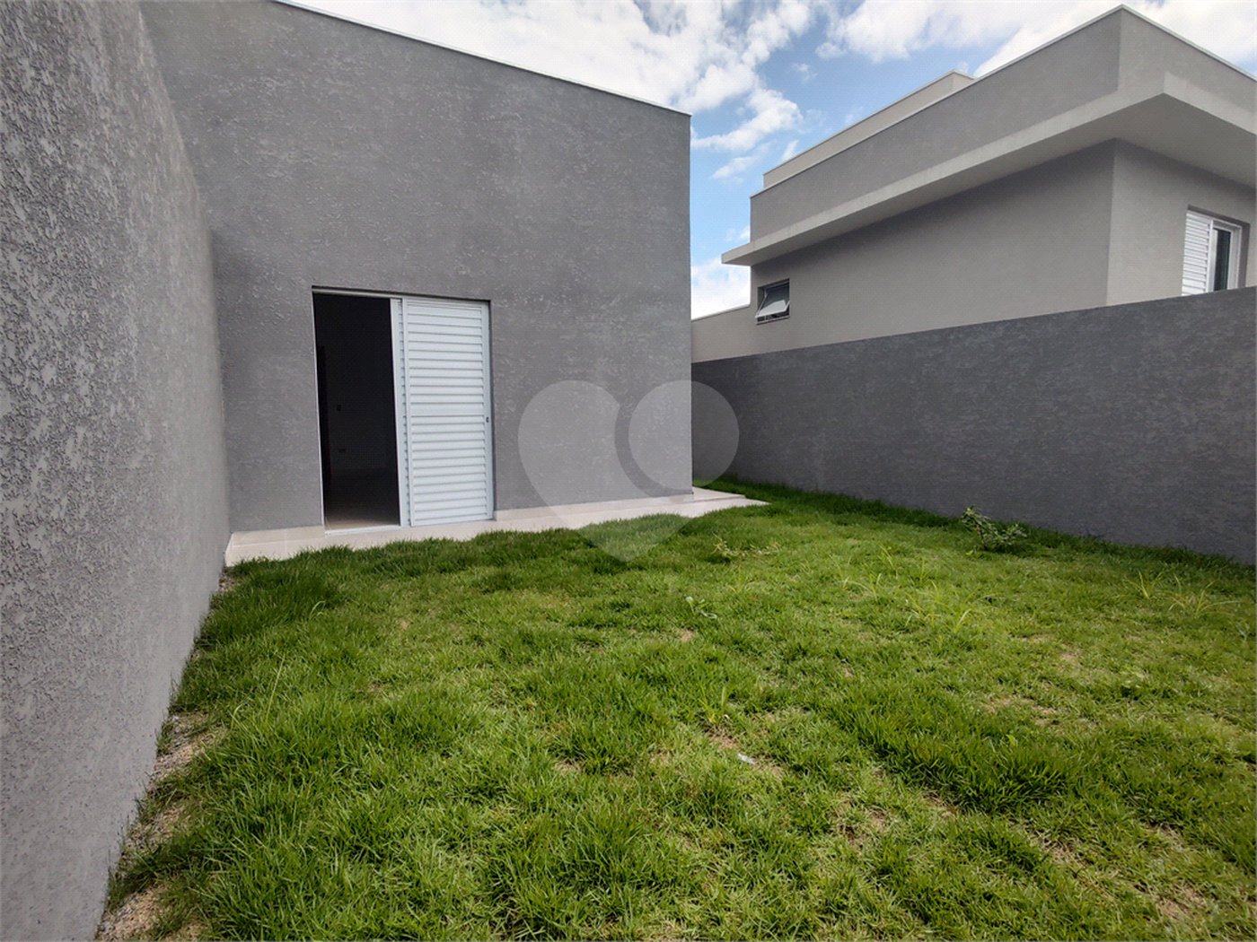 Casa térrea em Atibaia com 3 suítes, sala 2 ambientes, 2 vagas garagem, excelente localização, pronta para morar
