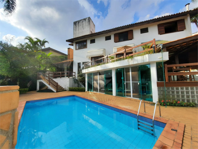 Casa à venda com 6 quartos, sendo 3 suítes,  em Morumbi, São Paulo, SP