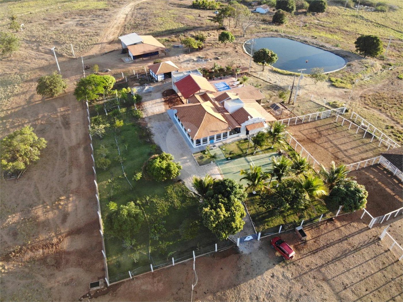 Fazenda à venda com 6 quartos, sendo 1 suíte,  no Centro, Capitão Enéas, MG