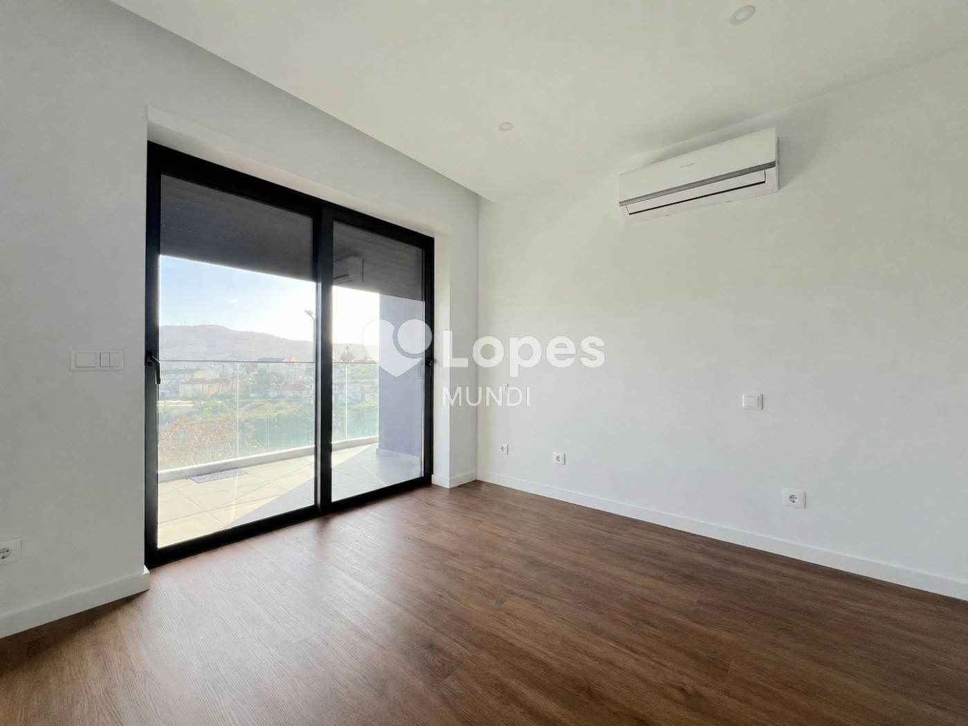 Apartamento T3 à venda em Águas Santas, Maia, Portugal – Varanda e garagem