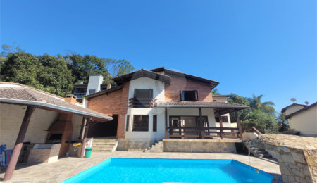 Casa à venda com 5 quartos, sendo 3 suítes,  no condomínio Alpes da Cantareira, Mairiporã - SP