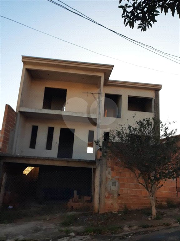 Sobrado em construção no Jardim de Cresci .
