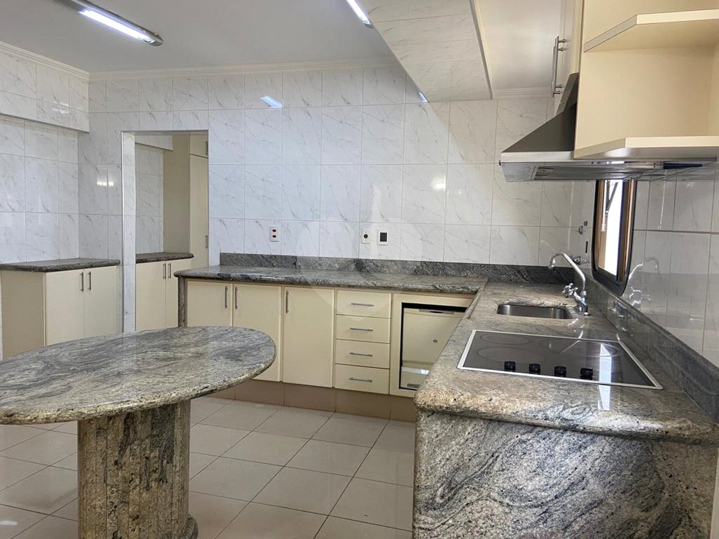 Apartamento à venda com 4 quartos, sendo 3 suítes, no Centro, Campinas, SP