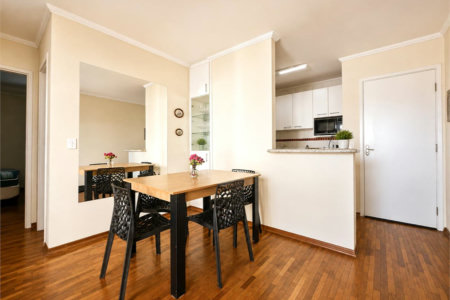 Apartamento á venda no centro com dois dormitórios e sacada.