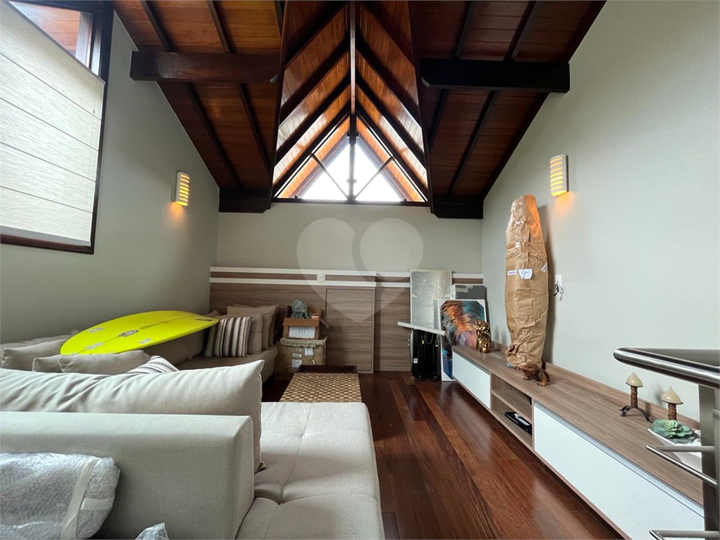 Casa à venda com 4 quartos, sendo 2 suítes, no condomínio Floradas da Serra, São Paulo - SP