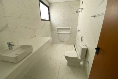 Casa à Venda no Condomínio Damha II