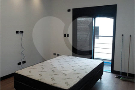 Casa à venda ou para alugar com 5 quartos, sendo 3 suítes, no condomínio Figueira Garden, Atibaia - SP