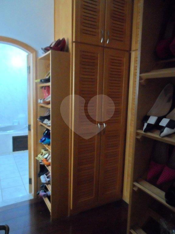 Sobrado à venda com 5 quartos, sendo 3 suítes, em Interlagos, São Paulo, SP