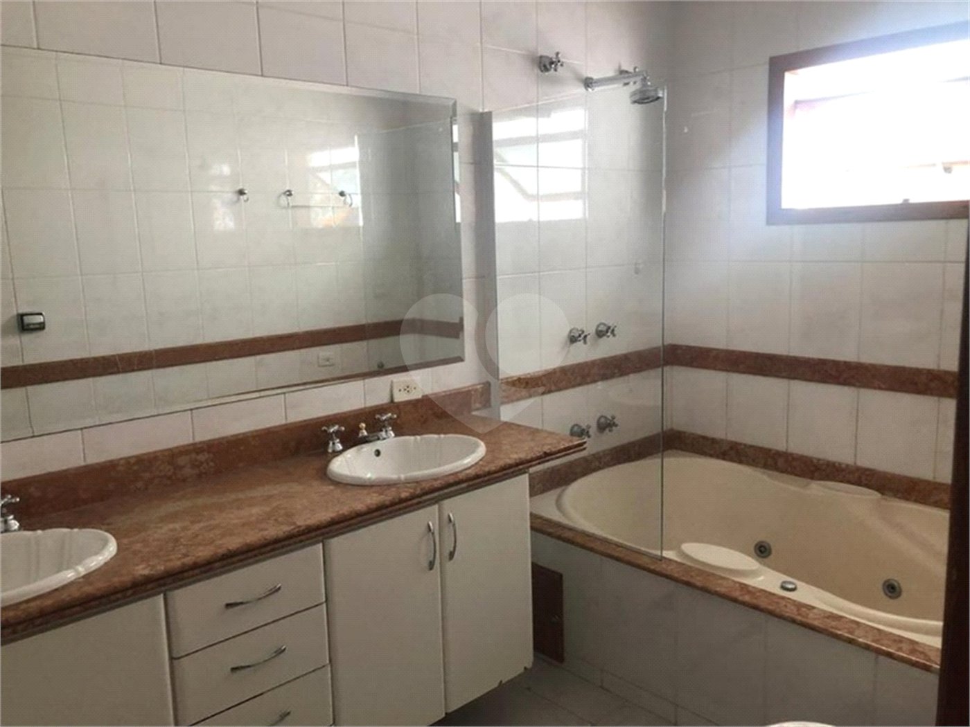 Casa à venda com 4 suítes no condomínio Vila das Emboabas, São Paulo - SP