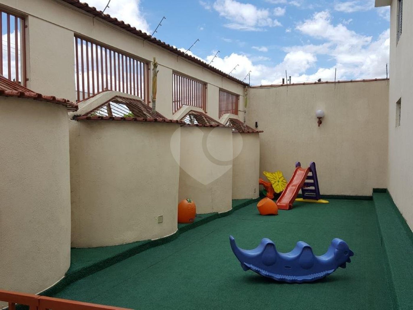 Casa à venda com 3 suítes no condomínio Village, São Paulo - SP