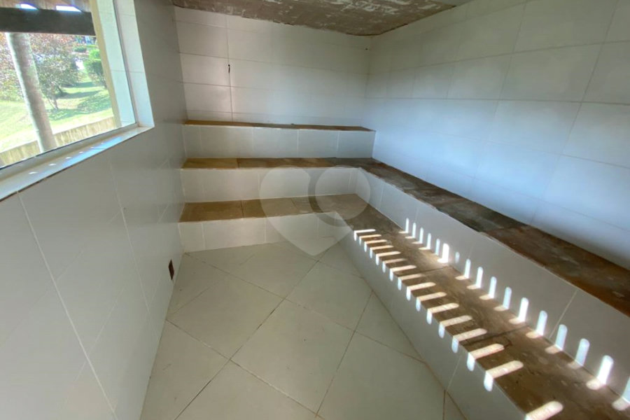 Casa à venda com 5 quartos, sendo 4 suítes, no condomínio Vilarejo Estoril, Mairiporã - SP