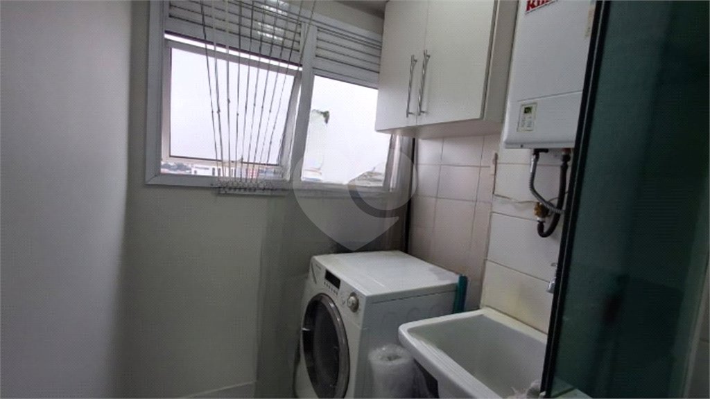Apartamento com dois dormitórios sendo um climatizado, com duas vagas de garagem.