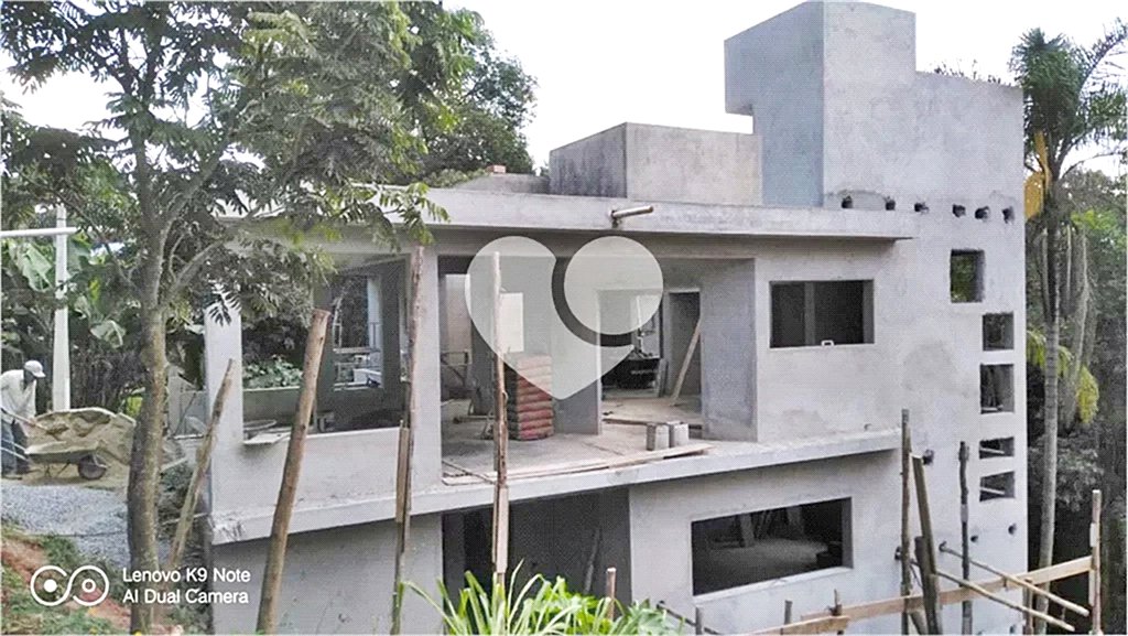 Casa à venda com 4 quartos, sendo 3 suítes, no condomínio Cantareira, Mairiporã - SP