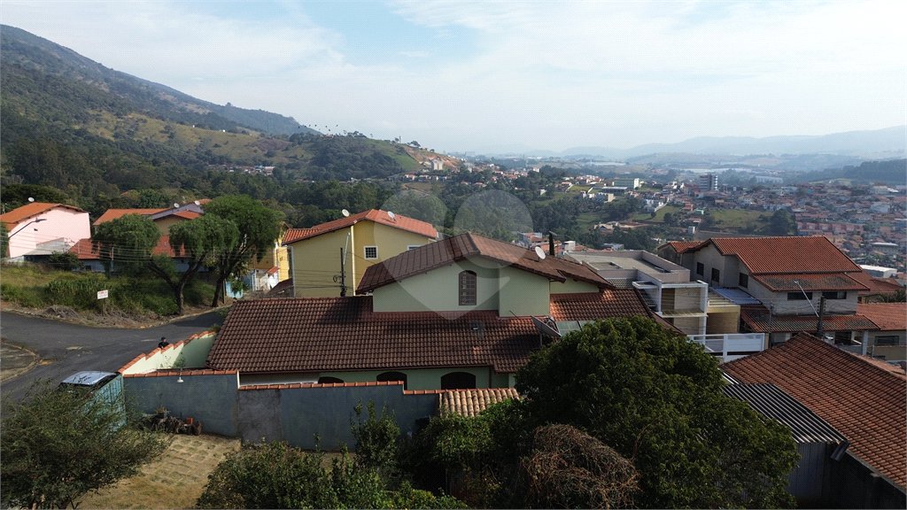 Casa à venda com 3 quartos, sendo 1 suíte, no Centro, Extrema, MG