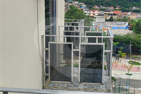Casa à venda com 5 quartos, sendo 3 suítes, no condomínio Village Texeira Campos, Rio de Janeiro - RJ