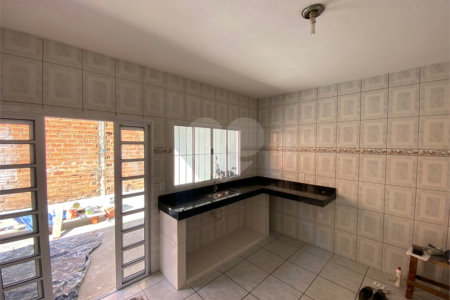 Casa térrea com salão comercial para venda no Santa Felícia.