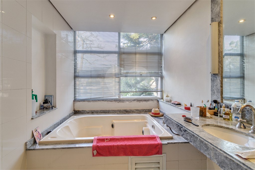 Casa à venda com 4 quartos, sendo 2 suítes, em Chácara Monte Alegre, São Paulo, SP