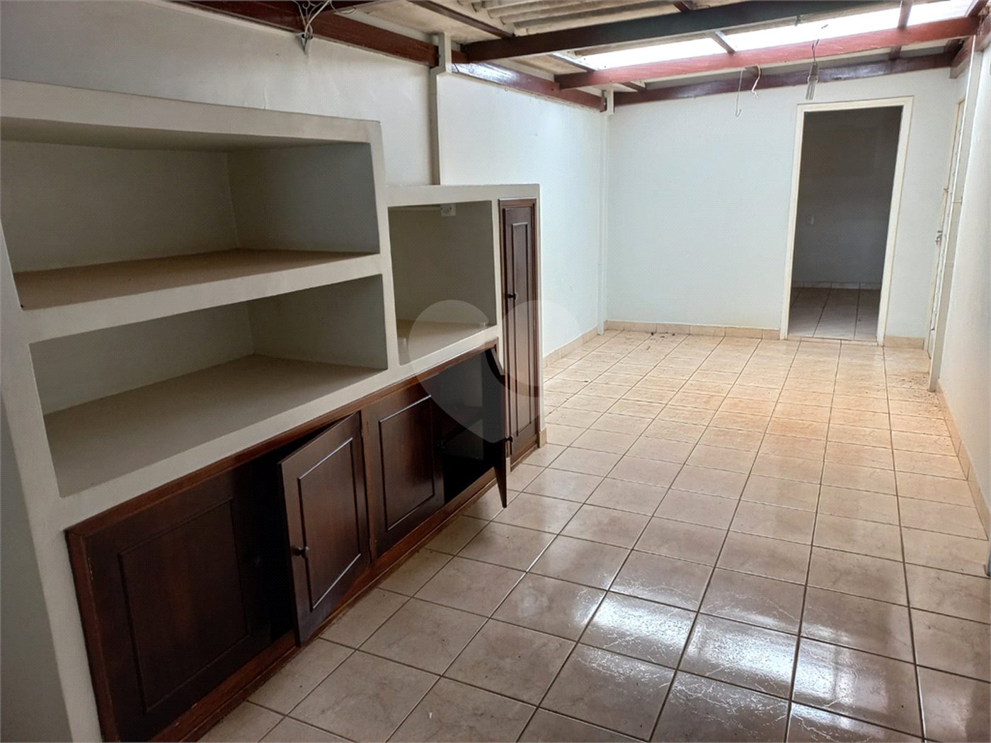 Casa Térrea com 3 dormitórios, sendo 1 suíte.
