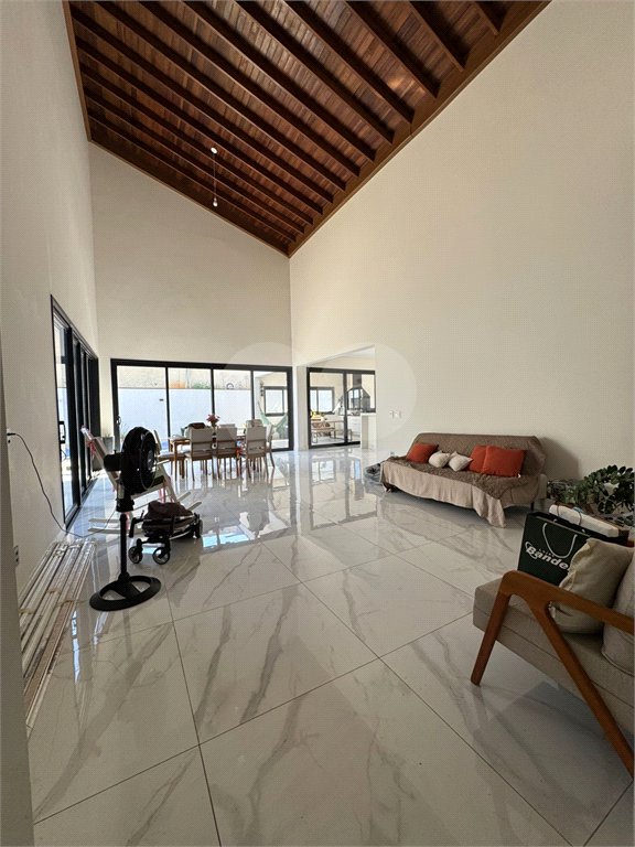 Casa à venda com 3 suítes no condomínio Reserva Central Parque, Salto - SP