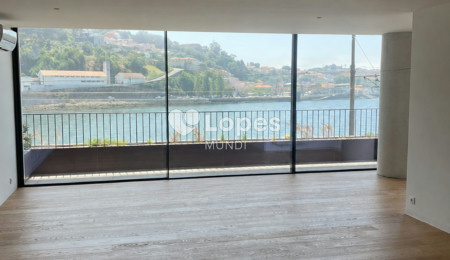 Apartamento T4 à venda em Lordelo do Ouro, Porto, Portugal – 240 m²