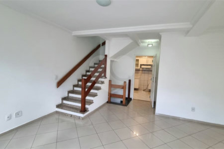 Casa à venda com 3 quartos, sendo 1 suíte,  no condomínio Residencial Villagio, São Paulo - SP