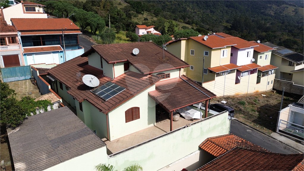 Casa à venda com 3 quartos, sendo 1 suíte, no Centro, Extrema, MG