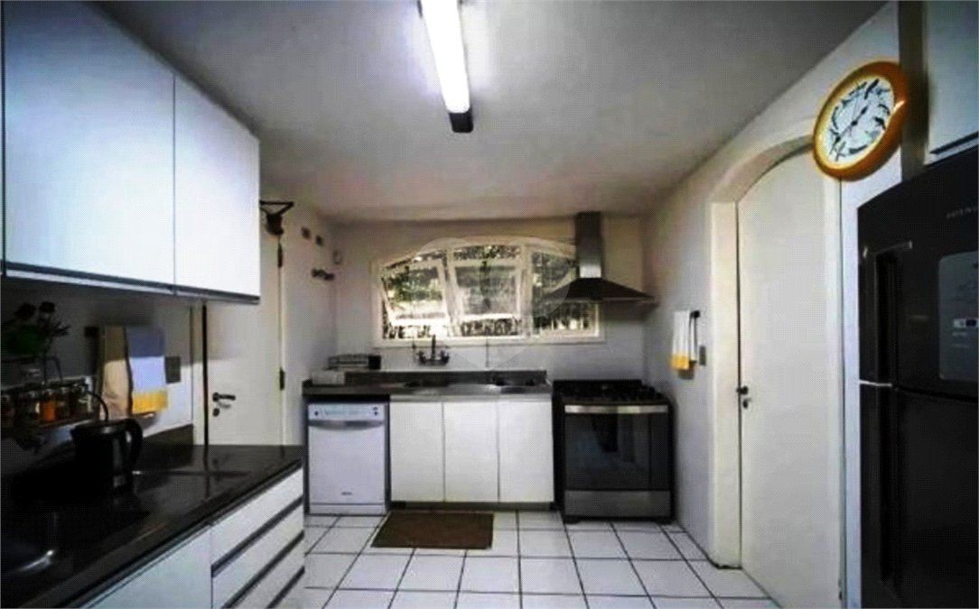 Casa à venda com 5 quartos, sendo 2 suítes,  em Jardim Everest, São Paulo, SP